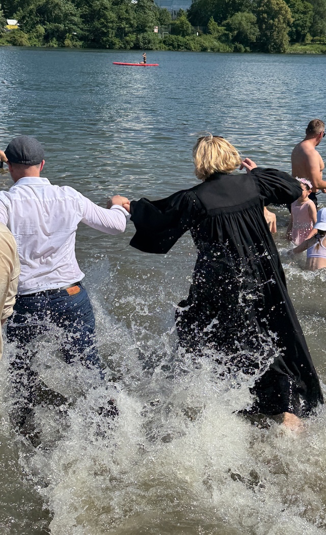 Tauffest   Prases Latzel und Pfarr erin Brilmayer in die Mosel   3